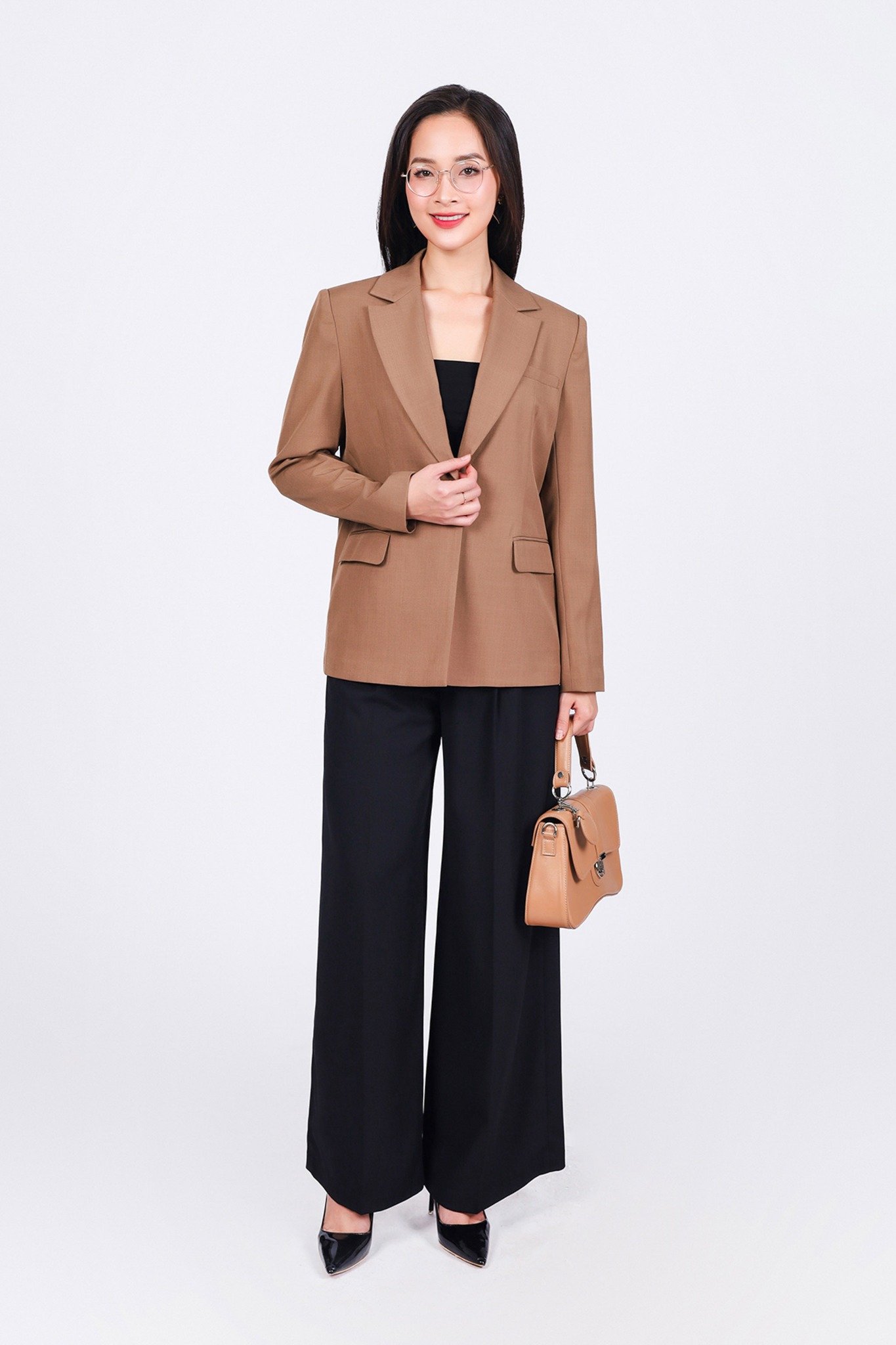 Bộ vest nữ màu beige phối cùng áo lụa và giày cao gót thanh lịch